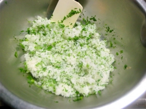 レンジで温めたご飯に刻んだパセリを混ぜる