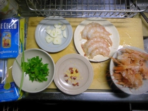 赤エビは頭を取り、殻をむいて、背わたを取る