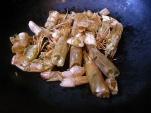 赤エビの頭と殻をから煎りする