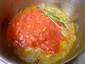 トマト缶とパセリの茎を入れて１０分煮詰める