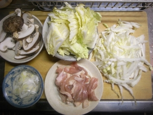 白菜の根元の厚い部分は薄切りに、薄い部分は薄切りに、鶏もも肉は細切り