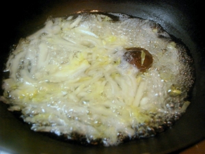 中華鍋に水、白菜の下の部分と干し椎茸を入れ、白菜が透き通るまでよく煮る