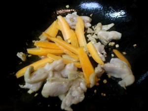 鶏肉の色が変わったらニンジンを入れる