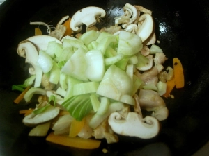 椎茸と青梗菜の下の部分を入れる