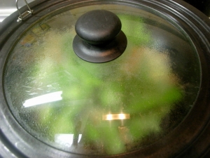 チンゲンサイの葉先も入れてフタをして蒸し煮にする