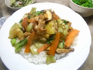 鶏肉とチンゲンサイの中華丼、菜の花の辛子和え