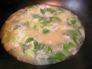 チンゲンサイを茹でて、添付のスープを溶かす