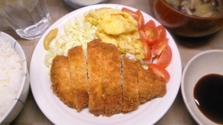 チキンカツ、ぶなしめじの味噌汁、白菜漬け