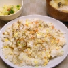 小女子と炒り卵の混ぜご飯、ジャガイモとぶなしめじの味噌汁、白菜漬け