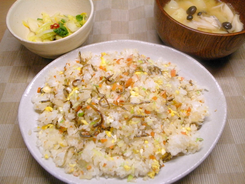 小女子と炒り卵の混ぜご飯、ジャガイモとぶなしめじの味噌汁、白菜漬け