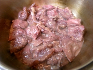圧力鍋にオリーブオイルをひいて、牛肉と牛スジを炒める