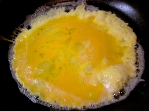 フライパンを拭いてバターを溶かし、溶き卵を流し入れる