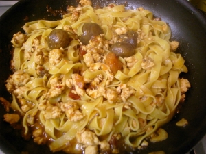 胡椒を挽いて、皿に盛り、イタリアンパセリを散らして出来上がり