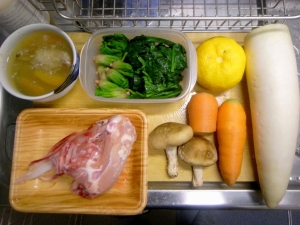 鶏ガラ、スペアリブ・スープ、椎茸、茹でホウレン草、ダイコン、ニンジン、柚子