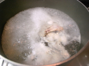 鶏ガラは軽く煮て流水で洗う