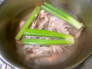 圧力鍋に鶏ガラ、水1000ml、長ネギの青い葉、加圧３０分間