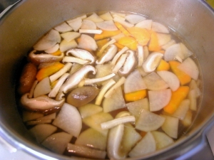 スペアリブ・スープ、顆粒あごだし、ニンジン、ダイコン、椎茸を入れて加圧１分間
