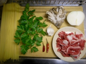 牛肉切り落とし、舞茸、タマネギ、ニンニク、唐辛子、イタリアンパセリ、パスタ 170g