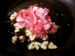 オリーブオイルにニンニクと唐辛子で、香りが出たら牛肉を入れる