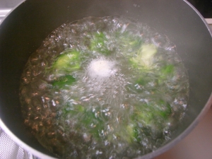 パスタ用に塩を溶かしたお湯で、まずブロッコリーを茹でる