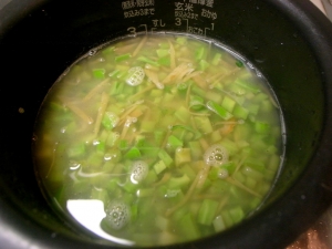 米３合に、ホタテを取り除いた残りを加えて水分調整して炊飯する