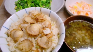 ホタテとブロッコリー茎の炊き込みご飯、菜の花と卵の炒め物