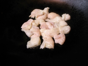 流水で解凍した鶏皮を刻み、油をひかない中華鍋でじっくり炒めていく