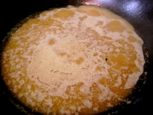 鶏油にお湯を足し、ラーメン添付のスープを溶く