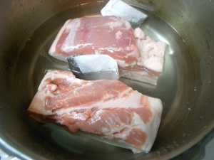 圧力鍋に豚バラ肉、ひたひたの水、紅茶のティーパック２を入れ、加圧１５分