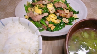 ちぢみホウレン草と豚肉の炒め物、菜の花の味噌汁