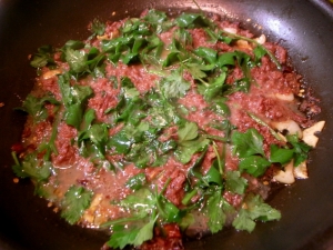 パスタの茹で汁を加え、胡椒をひいてソースの完成