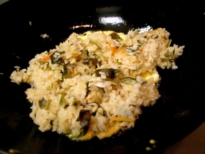 レンジで温めた炊き込みご飯をイン
