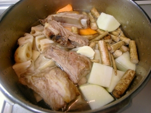 圧力鍋に根菜、スペアリブ、つぶしたニンニクにひたひたの水