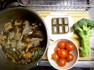 スペアリブの根菜煮残り、カレールー、ブロッコリー、ミニトマト