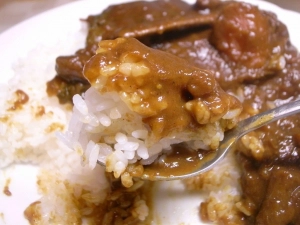 スパイシーな辛さより、味の濃いカレーは馴染みの味だ