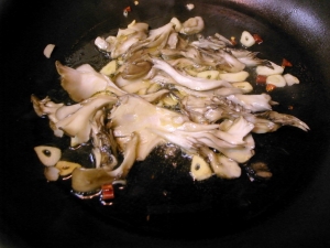オリーブオイルにニンニクとトウガラシ、舞茸を炒める