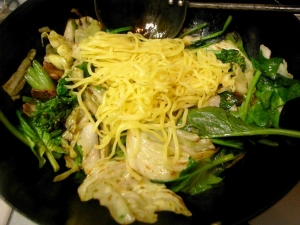 ホウレン草を入れてオイスターソースで味付けしたら焼きそば麺を投入