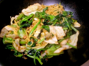 焼きそば添付のソースも加えて炒め合わせたら出来上がり