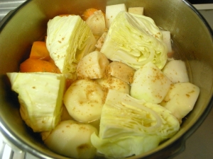 スープに野菜を入れ、コンソメキューブを１個で加圧１０分