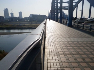 橋を渡って折返し
