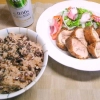 赤飯、鶏もも一枚肉のフライドチキン、タコと菜の花のサラダ