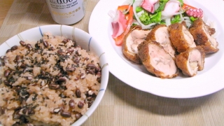 赤飯、鶏もも一枚肉のフライドチキン、タコと菜の花のサラダ