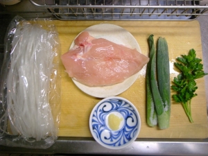 鶏胸肉、おろしニンニク、長ネギの青い葉、イタリアンパセリ、フォー乾麺