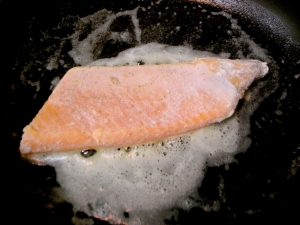 フライパンにバターを溶かしたら、鮭の皮目から焼いていく