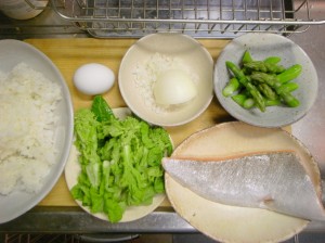 鮭切り身、菜の花、タマネギ、卵、残りご飯、茹でアスパラガス