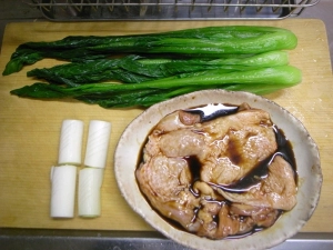 オイスターソース、みりん、醤油に鶏もも肉を漬ける