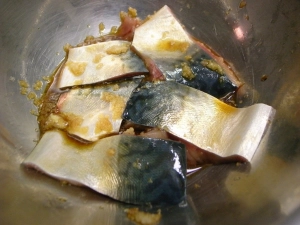 鯖をすりおろし生姜、醤油、みりんに漬ける