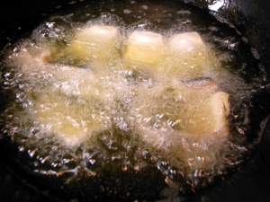 片栗粉をまぶして揚げる