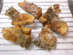 １６０度の油で色づくまで揚げる