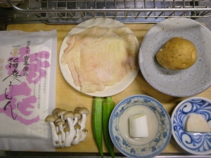 鶏皮、ジャガイモ、オクラ、ぶなしめじ、生姜、長ネギ、うどん乾麺